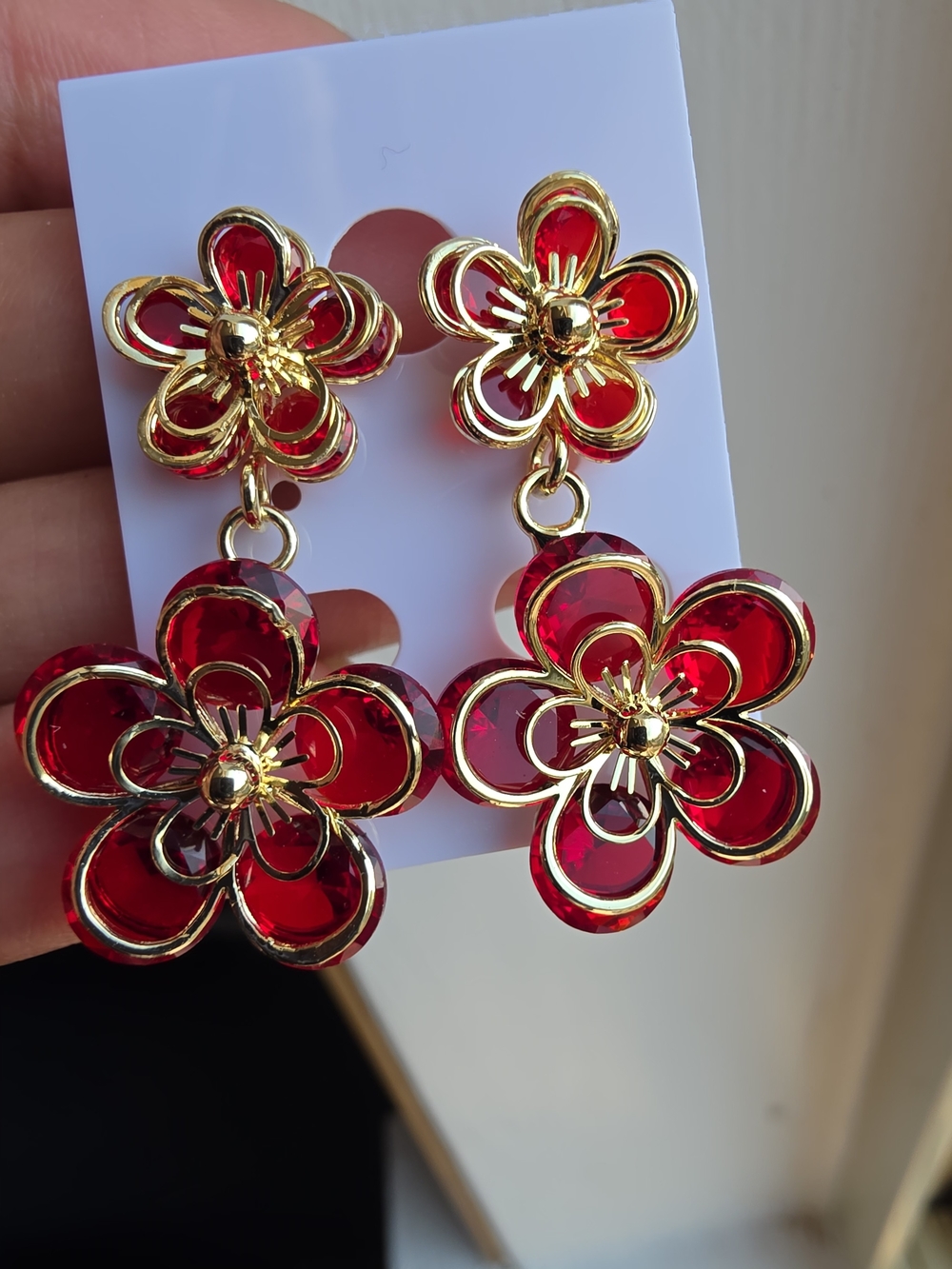 Pendientes colgantes de flores de esmalte rojo, cierre de mariposa